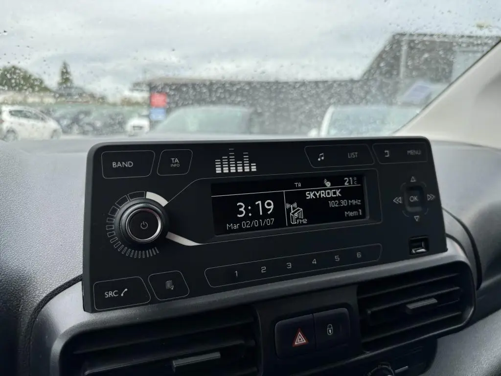 Gros plan sur l'autoradio numérique du tableau de bord du Citroën Berlingo 2019, affichant la radio Skyrock.