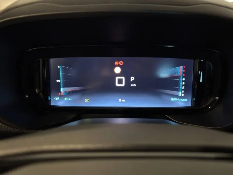 Affichage numérique du tableau de bord du Citroën Berlingo Fourgon 2025 en vue frontale, indiquant la vitesse et le régime moteur.