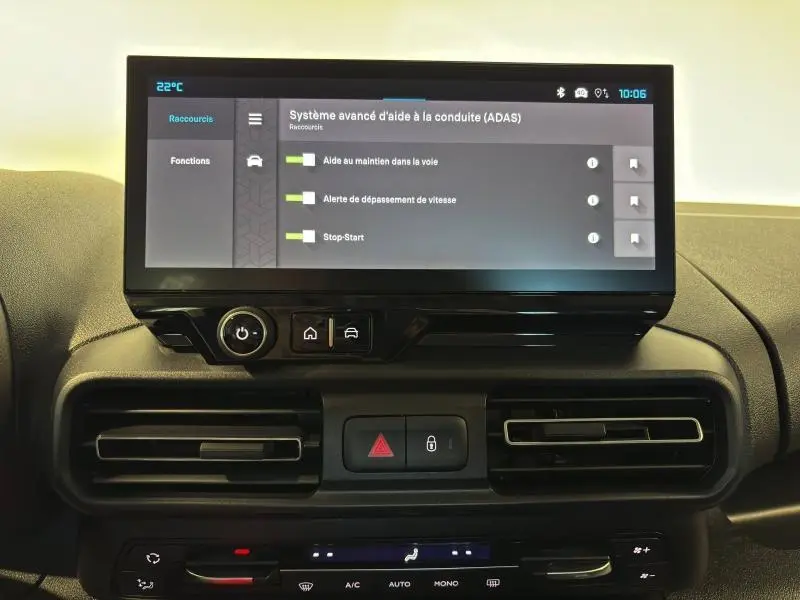 Écran tactile central du tableau de bord du Citroën Berlingo Fourgon 2025, affichant les aides à la conduite.