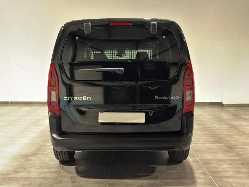 Vue arrière du Citroën Berlingo Fourgon noir Perla Nera nacré avec double portes et vitre arrière grillagée.