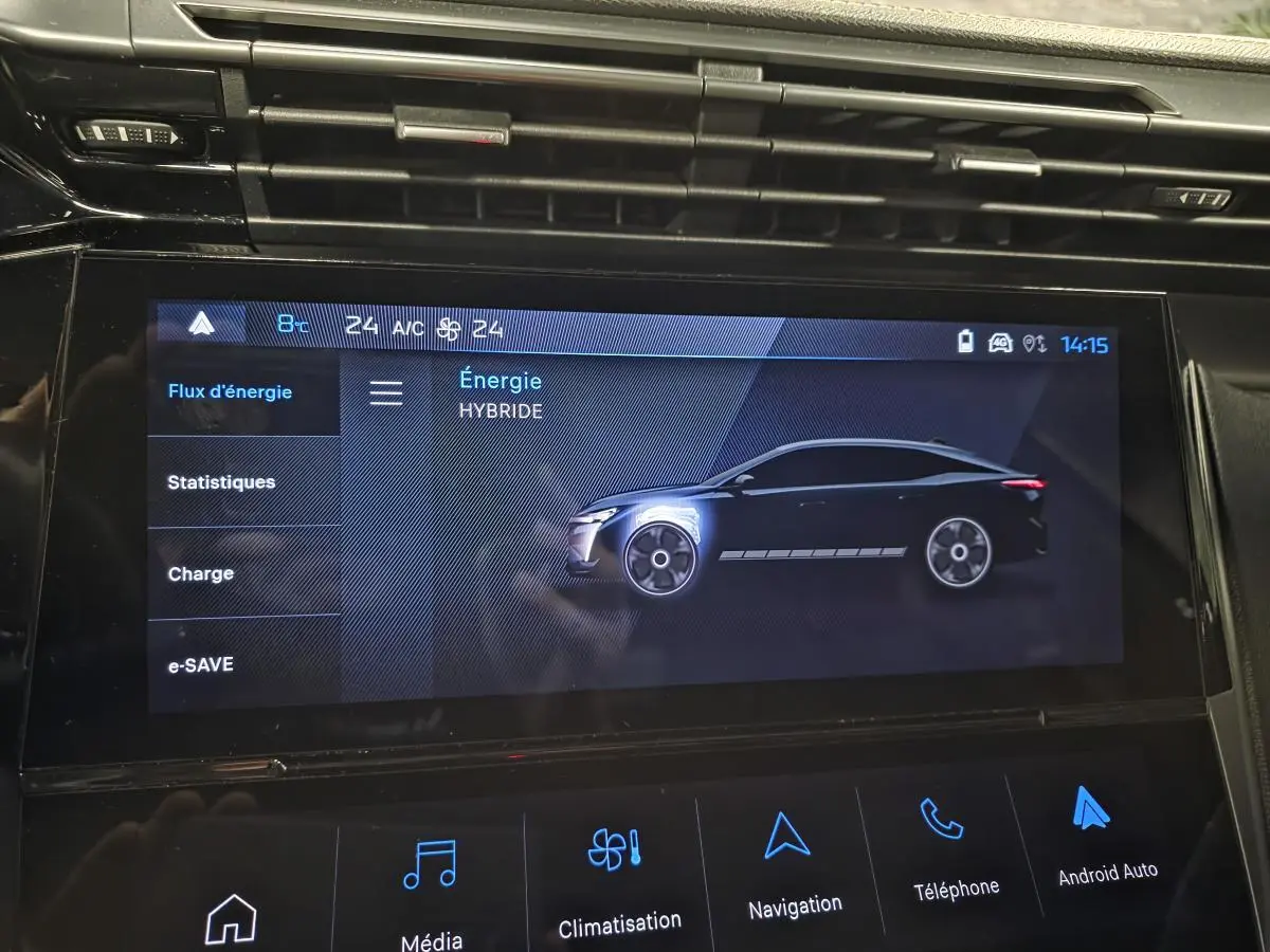 Écran tactile intérieur montrant l'interface énergie hybride avec silhouette noire de la Peugeot 408 vue de profil.