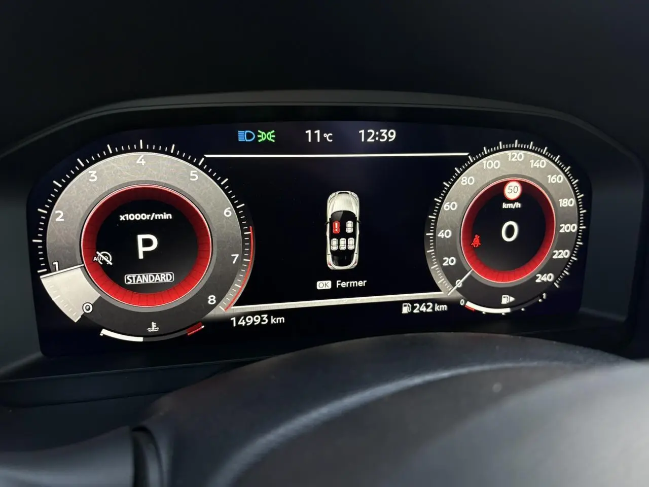 Vue rapprochée du combiné d'instruments digital du Nissan Juke 2024, affichage en mode standard avec compte-tours et vitesse.