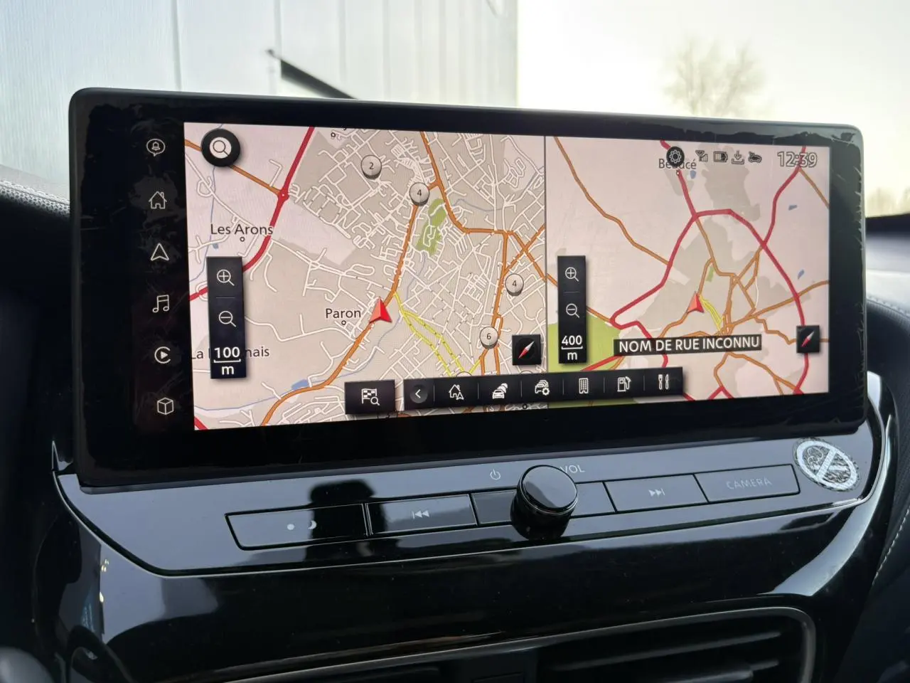 Écran tactile 12,3 pouces affichant la navigation GPS dans l'habitacle noir du Nissan Juke 2024.