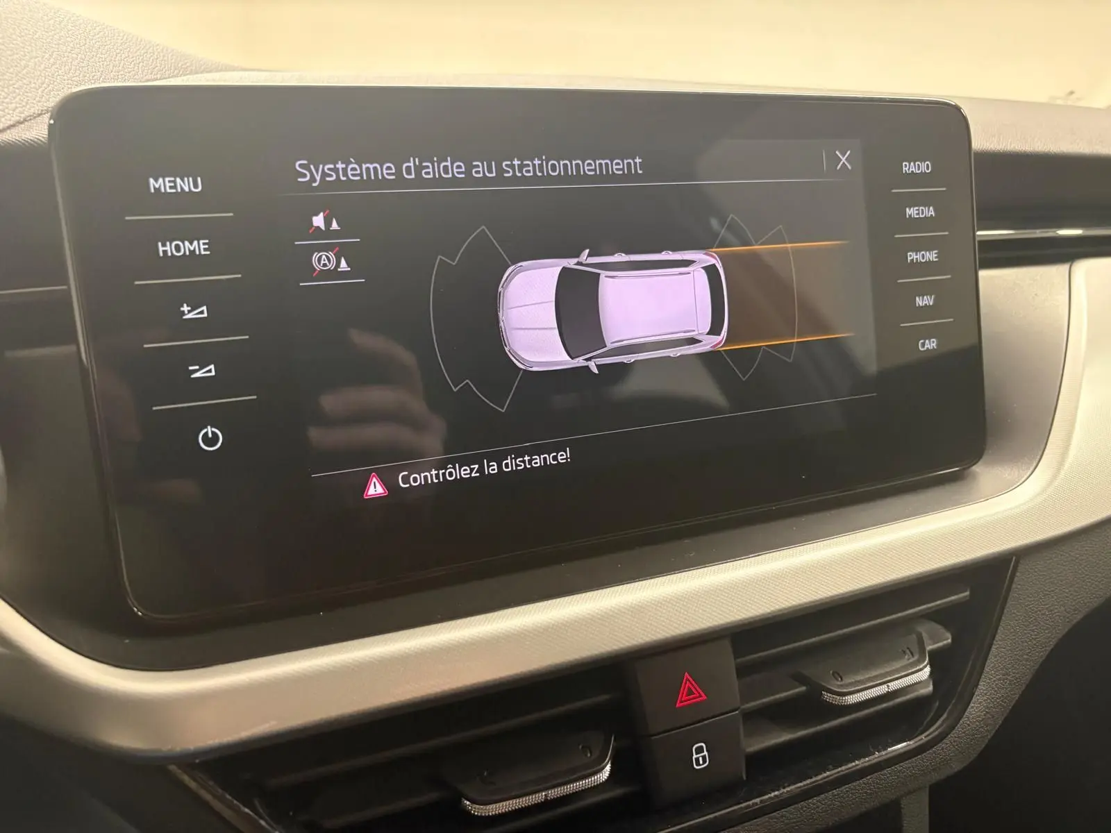 Écran tactile du système d'aide au stationnement dans le tableau de bord du Skoda Kamiq 2023.