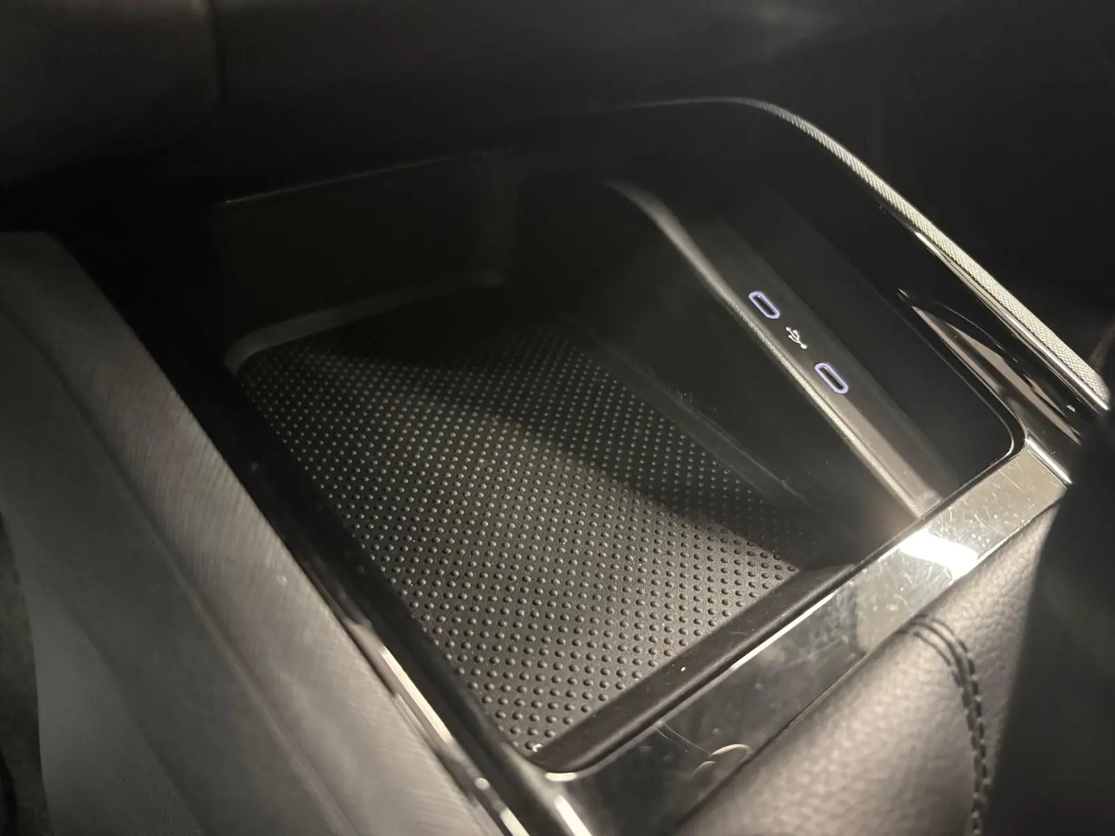 Gros plan sur la console centrale du Skoda Kamiq 2023 avec tapis antidérapant et deux ports USB-C éclairés.