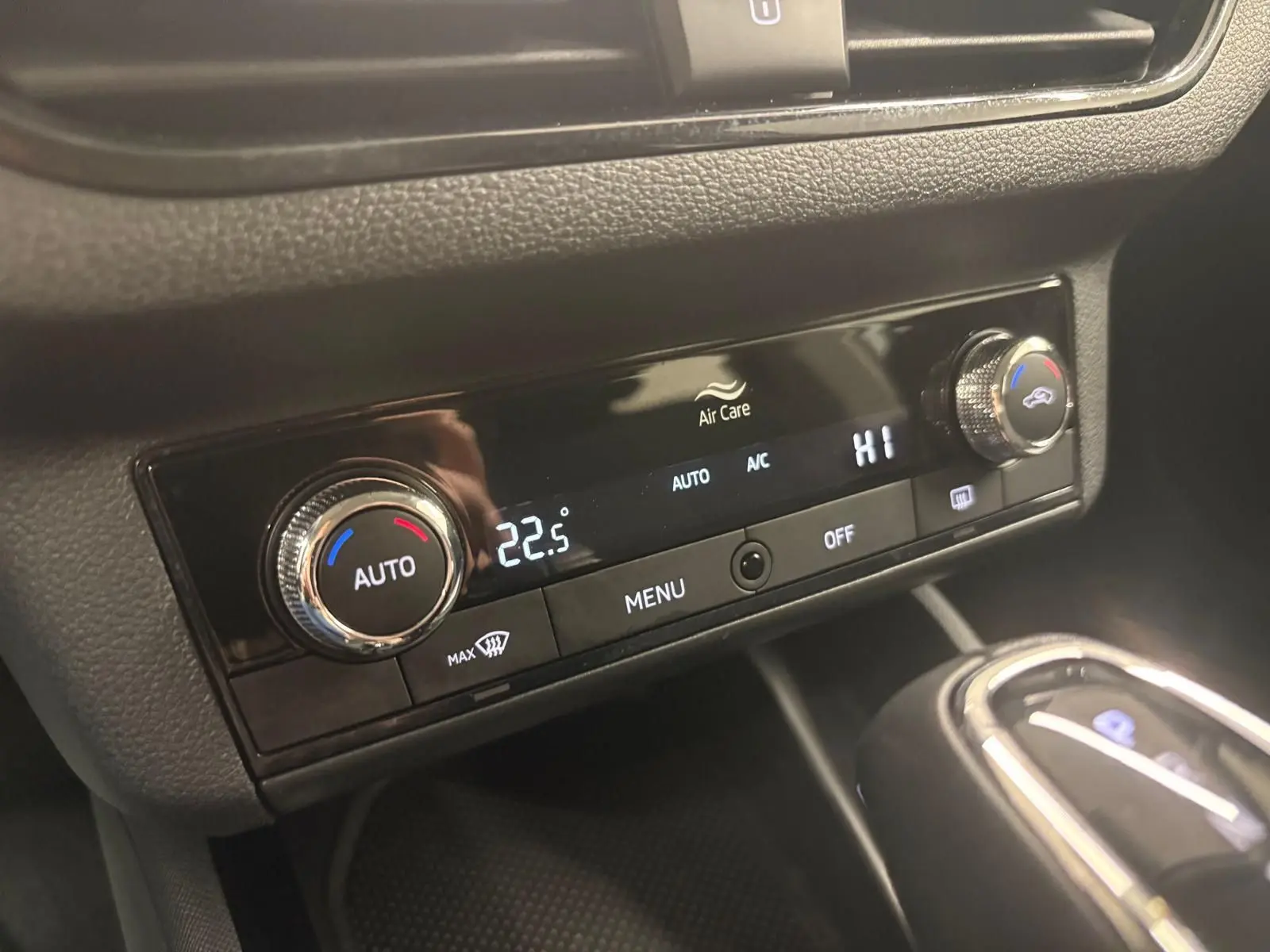 Détail de la console centrale du Skoda Kamiq 2023 avec réglage automatique de la climatisation affichant 22,5°C.