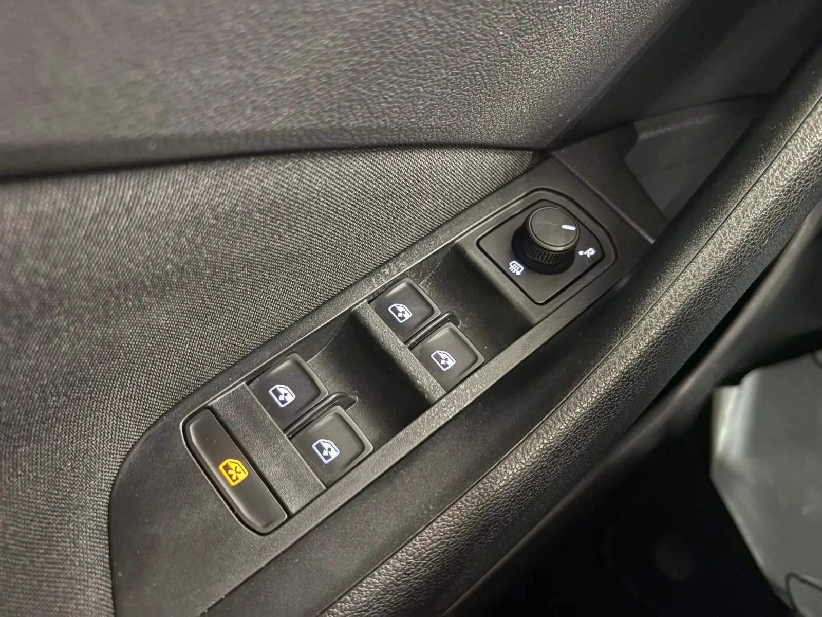 Gros plan sur les commandes des vitres et rétroviseurs côté conducteur du Skoda Kamiq 1.0 TSI 110 DSG7 Business 2023.