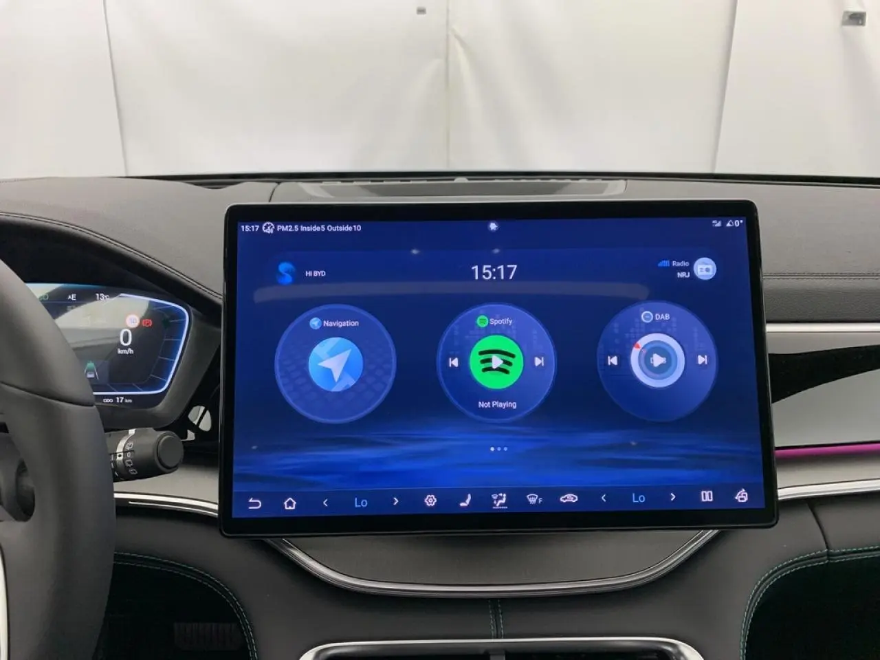 Vue intérieure du tableau de bord BYD SEAL U 2025 avec écran tactile central large affichant navigation et musique.