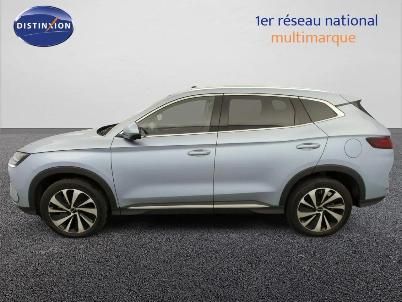 Vue de profil côté gauche du SUV BYD SEAL U 1.5 DM-i 218 Comfort en bleu Tian Qing avec jantes alliage bicolores 19 pouces.