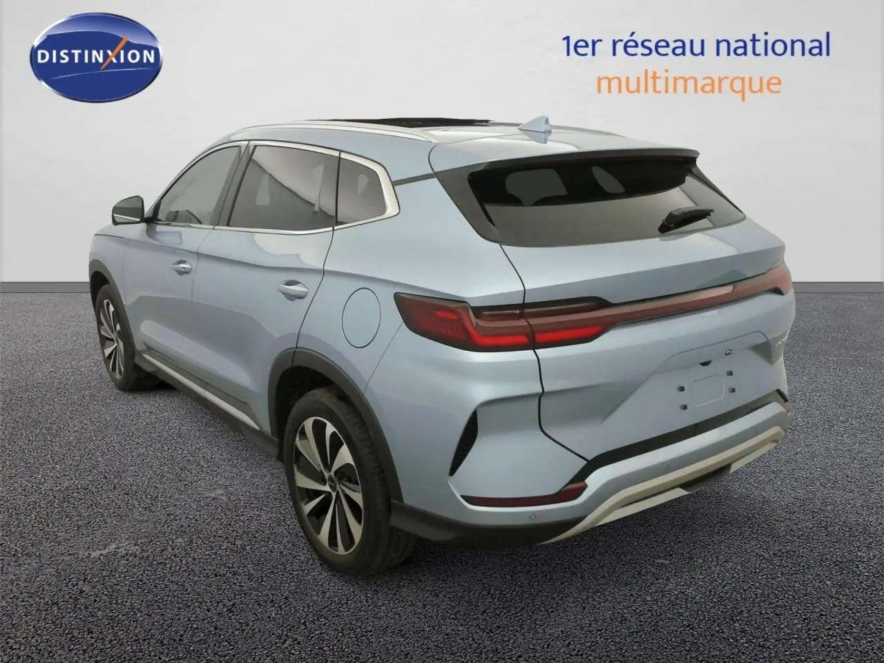 Vue 3/4 arrière droite du BYD SEAL U 1.5 DM-i 2025 en bleu Tian Qing avec jantes alliage bicolores et toit panoramique.