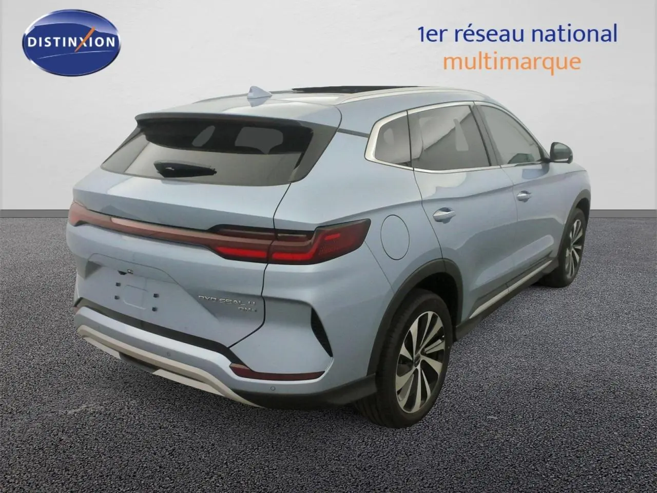 Vue 3/4 arrière droite du BYD SEAL U 1.5 DM-i 2025 en bleu Tian Qing avec jantes alliage bicolores et toit panoramique.