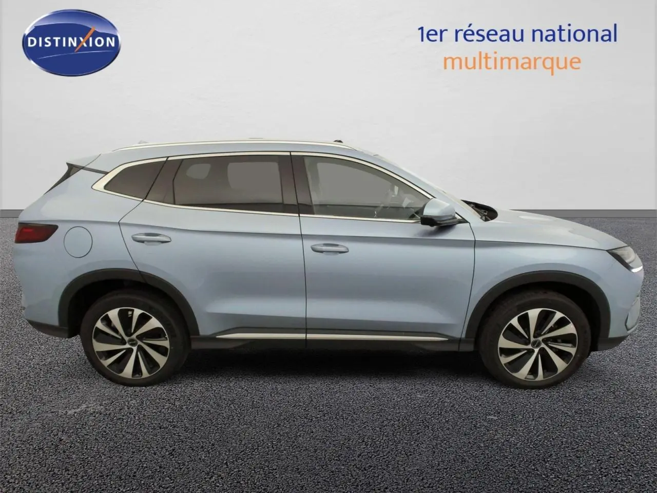 Vue de profil côté gauche du SUV BYD SEAL U 1.5 DM-i 2025 en bleu Tian Qing avec jantes alliage bicolores.