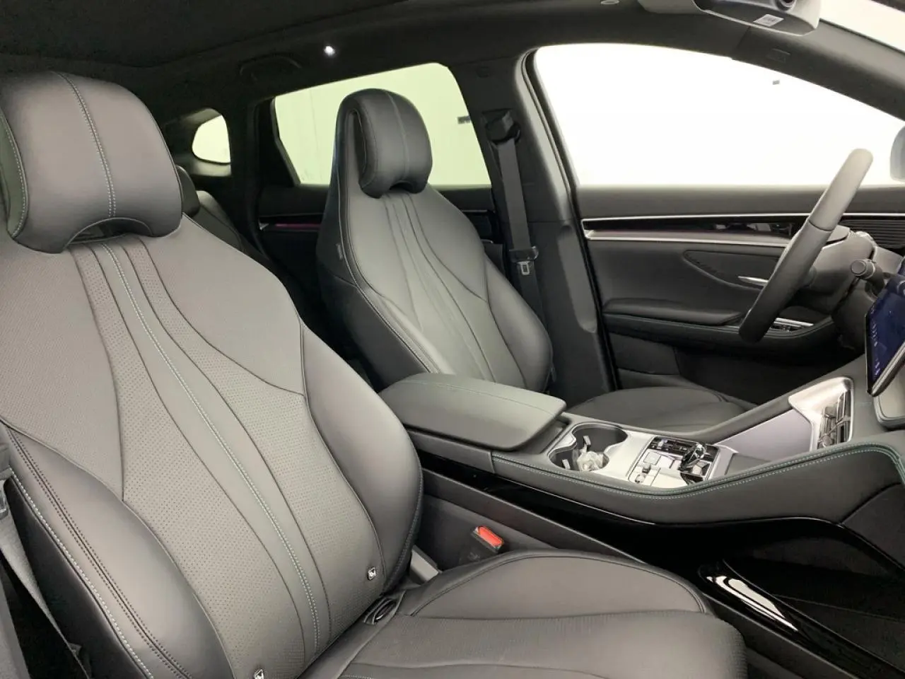 Vue intérieure côté droit du BYD SEAL U 2025, sièges en similicuir noir avec console centrale élégante.