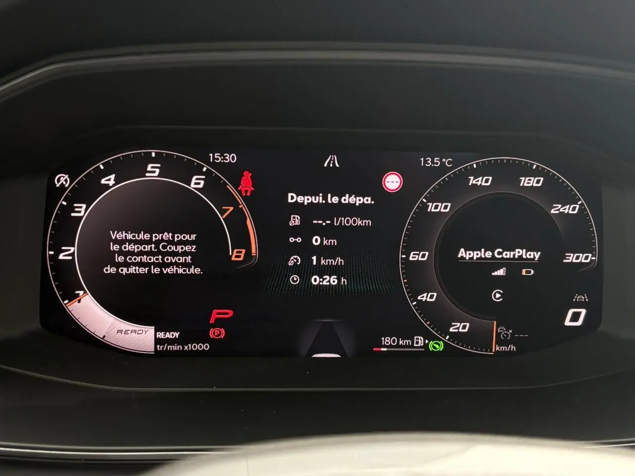 Tableau de bord numérique du CUPRA Formentor 2025 affichant compte-tours, vitesse et Apple CarPlay en vue frontale rapprochée.