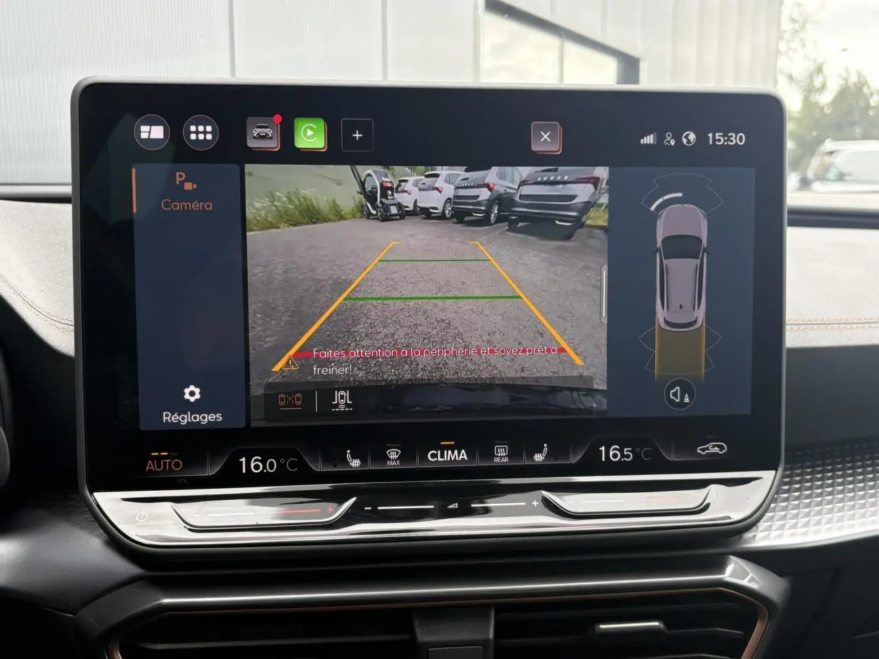 Écran tactile intérieur affichant la caméra de recul du CUPRA Formentor noir Minuit, vue arrière avec aides au stationnement.