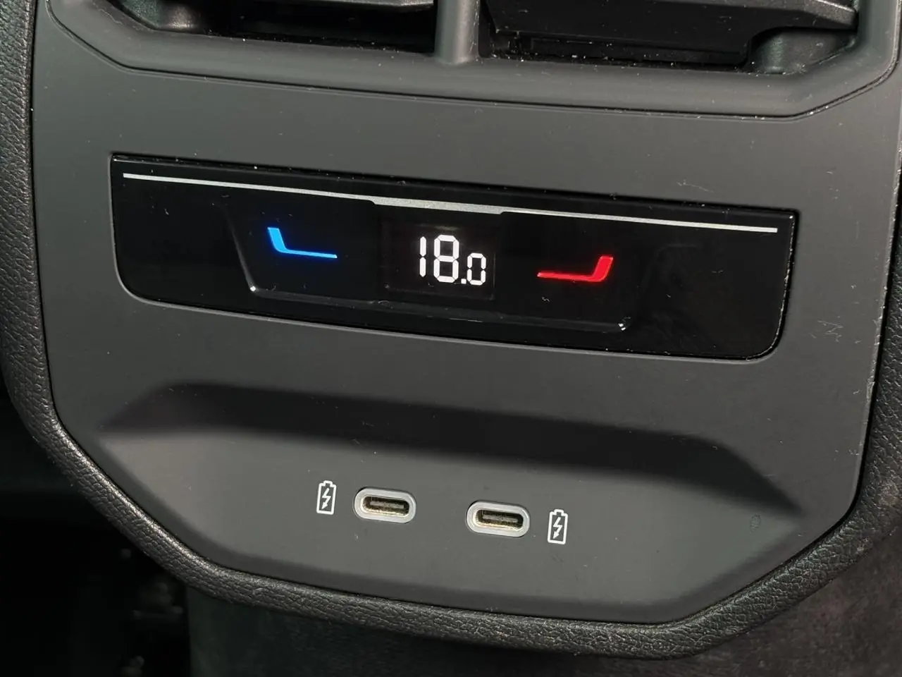 Détail du panneau de contrôle des sièges chauffants arrière et ports USB-C du CUPRA Formentor noir Minuit.