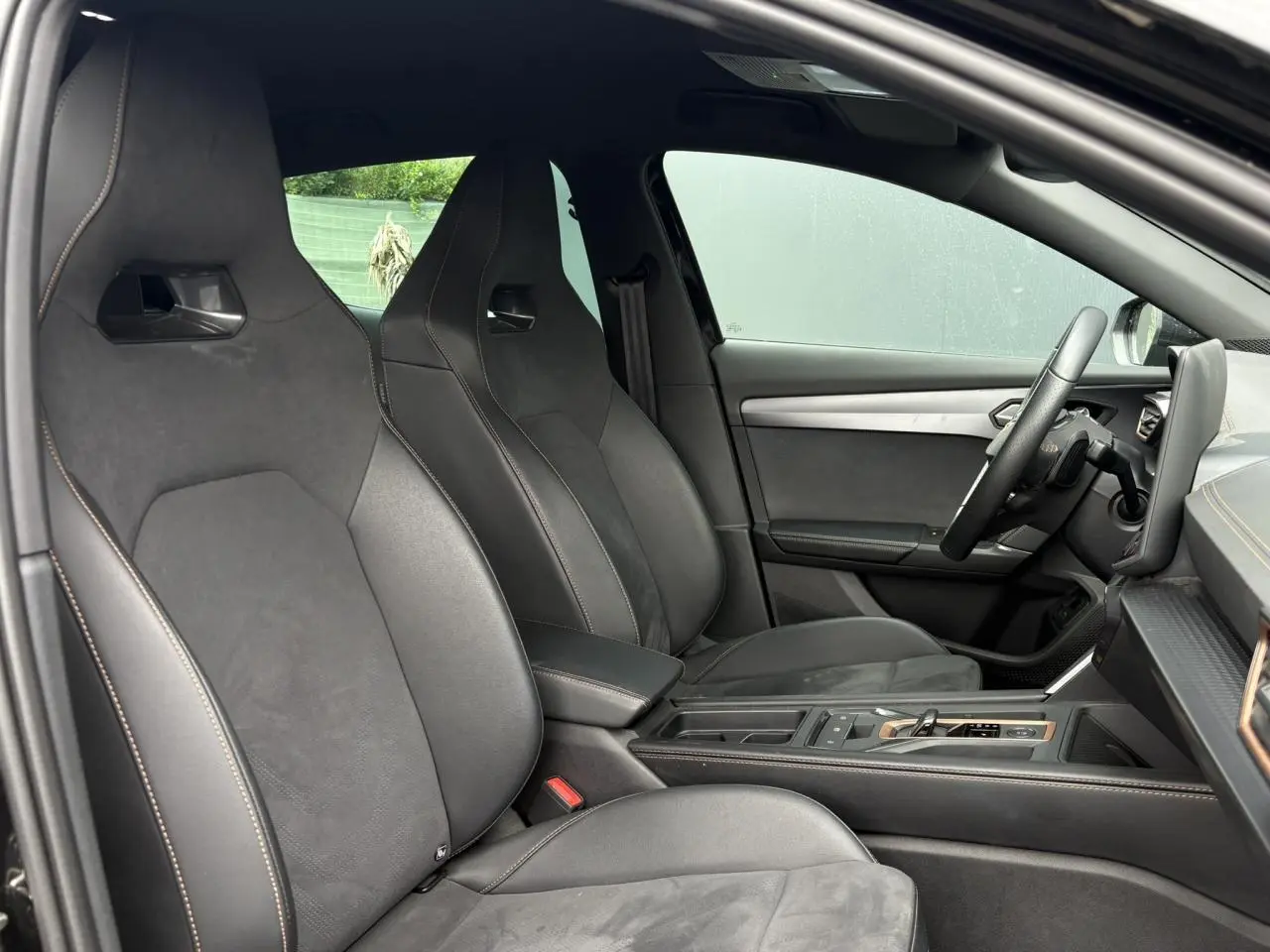 Vue intérieure côté conducteur du CUPRA Formentor 2025 noir Minuit, sièges baquets cuir et alcantara avec surpiqûres contrastées.