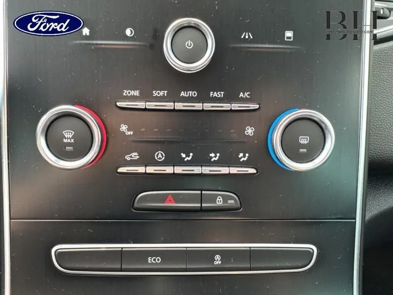 Tableau de bord central du Renault Scenic 1.7 Blue dCi 120ch Limited 2020, avec commandes climatisation et boutons noirs.