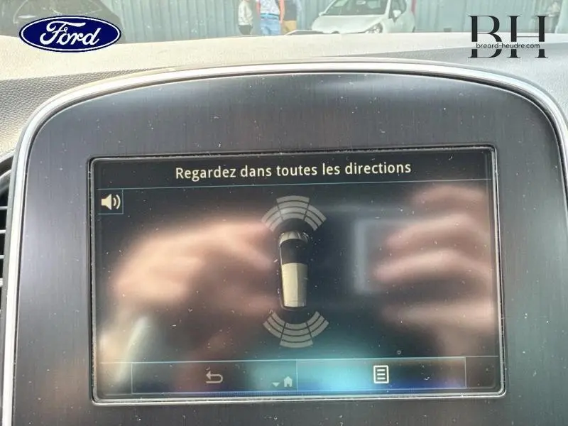 Affichage du système d'aide au stationnement sur l'écran tactile intérieur du Renault Scénic gris Cassiopée/Noir Étoilé.