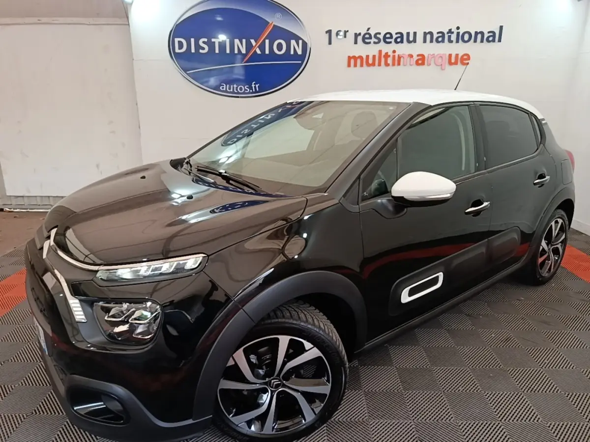 Citroën C3 PureTech 110 noir vue 3/4 avant droit avec toit et rétroviseurs blancs, détails Airbump latéraux visibles.