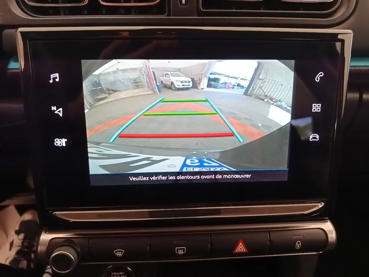 Écran tactile intérieur montrant la caméra de recul avec guidage coloré dans une Citroën C3 noire 2022 Shine Pack.