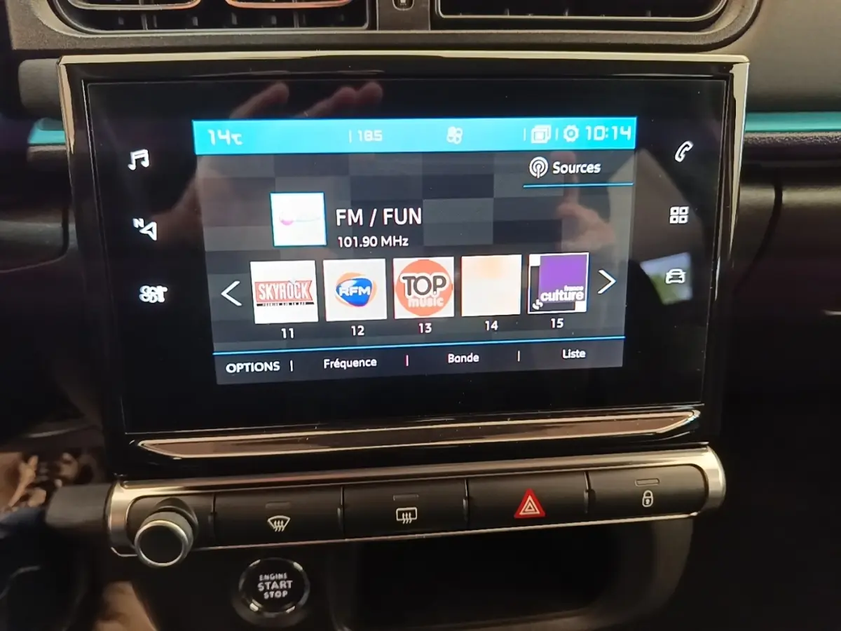 Écran tactile central de la Citroën C3 PureTech 110 noir, affichant la radio FM avec commandes autour.