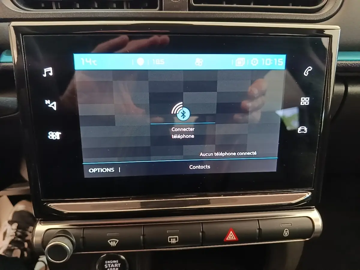 Écran tactile central de la Citroën C3 PureTech 110 noir, affichant la connexion Bluetooth au téléphone.