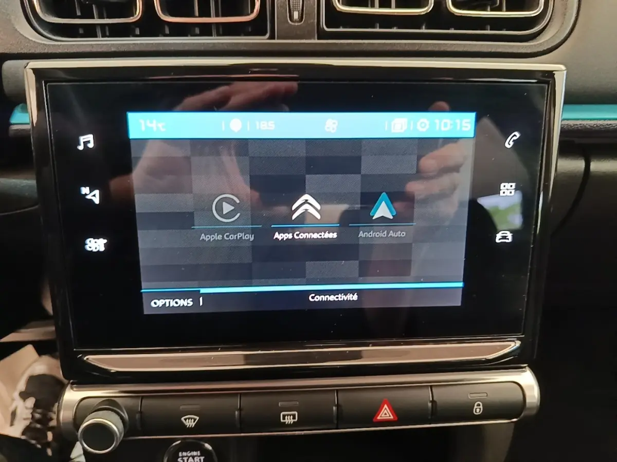 Écran tactile central de la Citroën C3 PureTech 110 Shine Pack 2022, affichant Apple CarPlay et Android Auto.