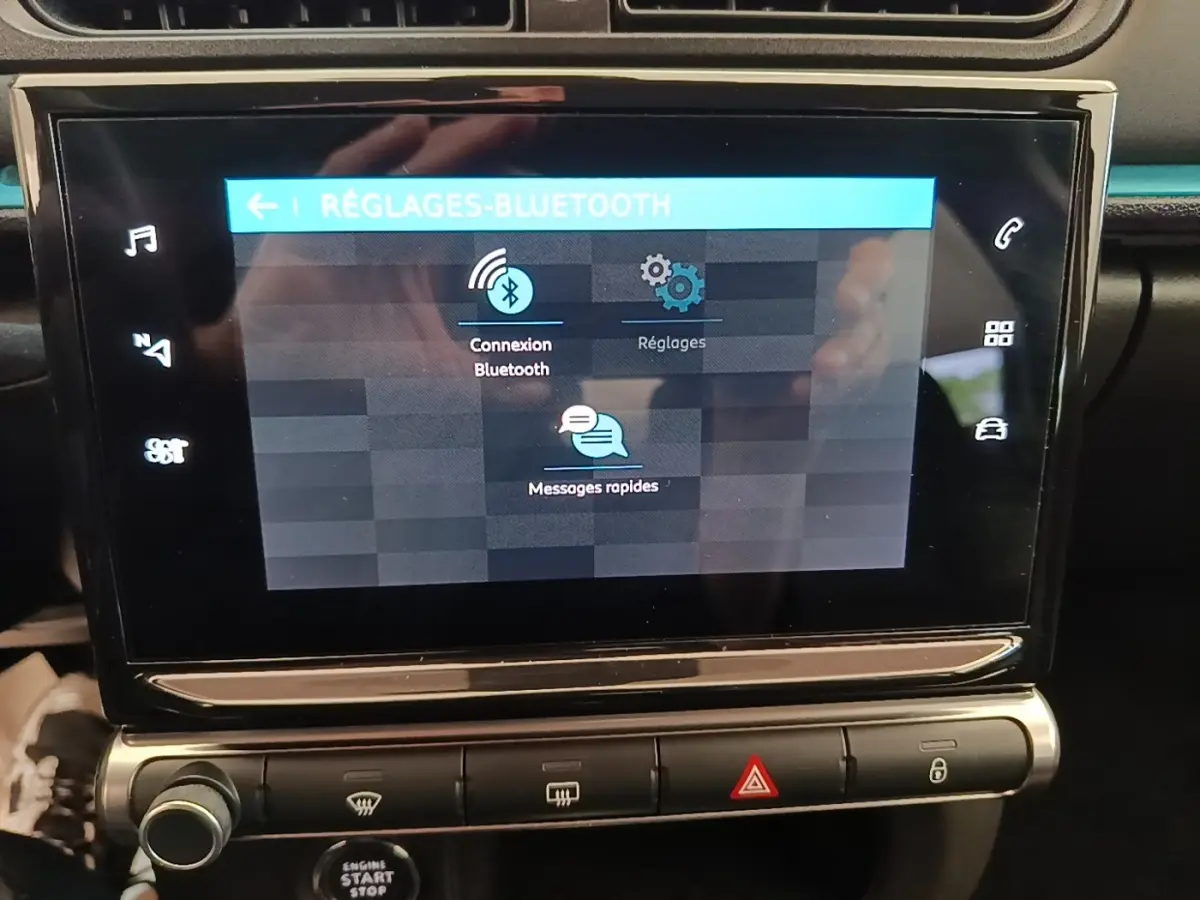 Écran tactile central affichant les réglages Bluetooth dans l’habitacle d’une Citroën C3 noire, vue de face.