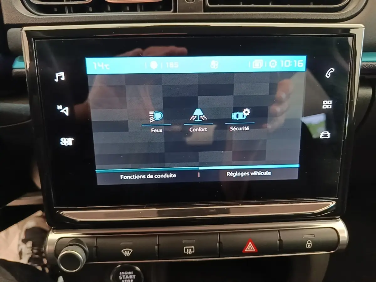 Écran tactile central de la Citroën C3 noire, affichant les réglages Feux, Confort et Sécurité.