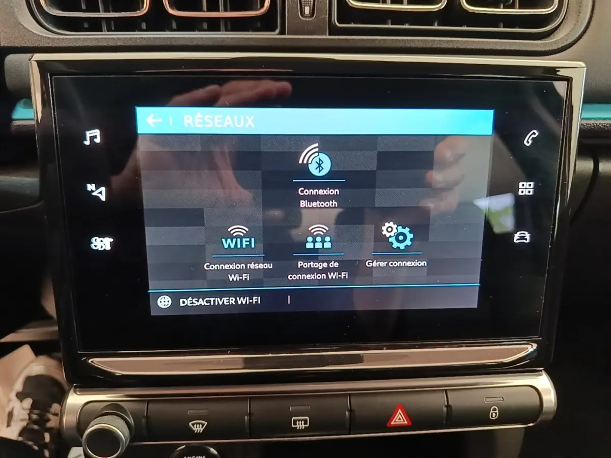 Écran tactile central de la Citroën C3 noire, affichant les options de connexion Bluetooth et Wi-Fi.