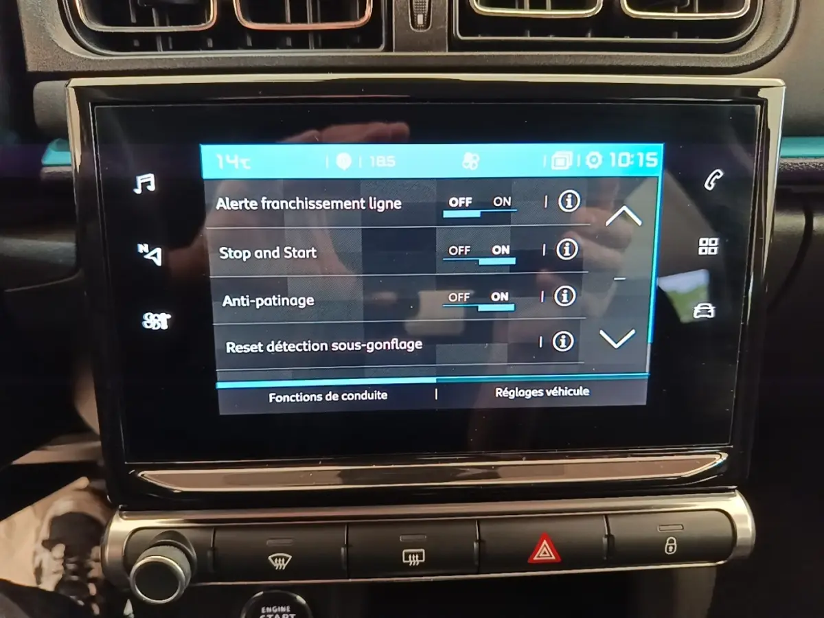 Écran tactile central de la Citroën C3 PureTech 110 noir, affichant les réglages d’aide à la conduite.