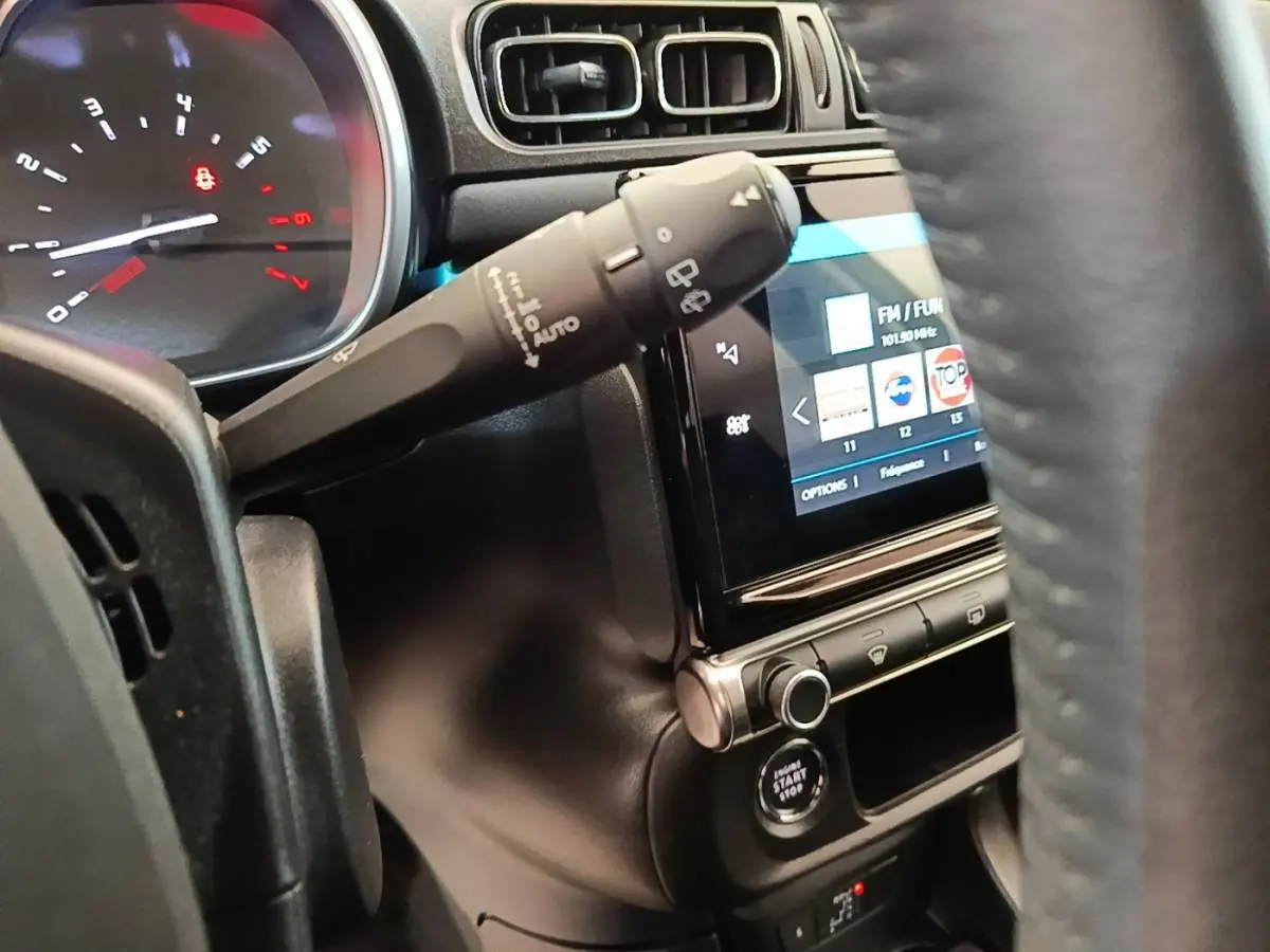 Vue rapprochée de l’intérieur côté gauche de la Citroën C3 noire, avec tableau de bord et écran tactile 7 pouces.