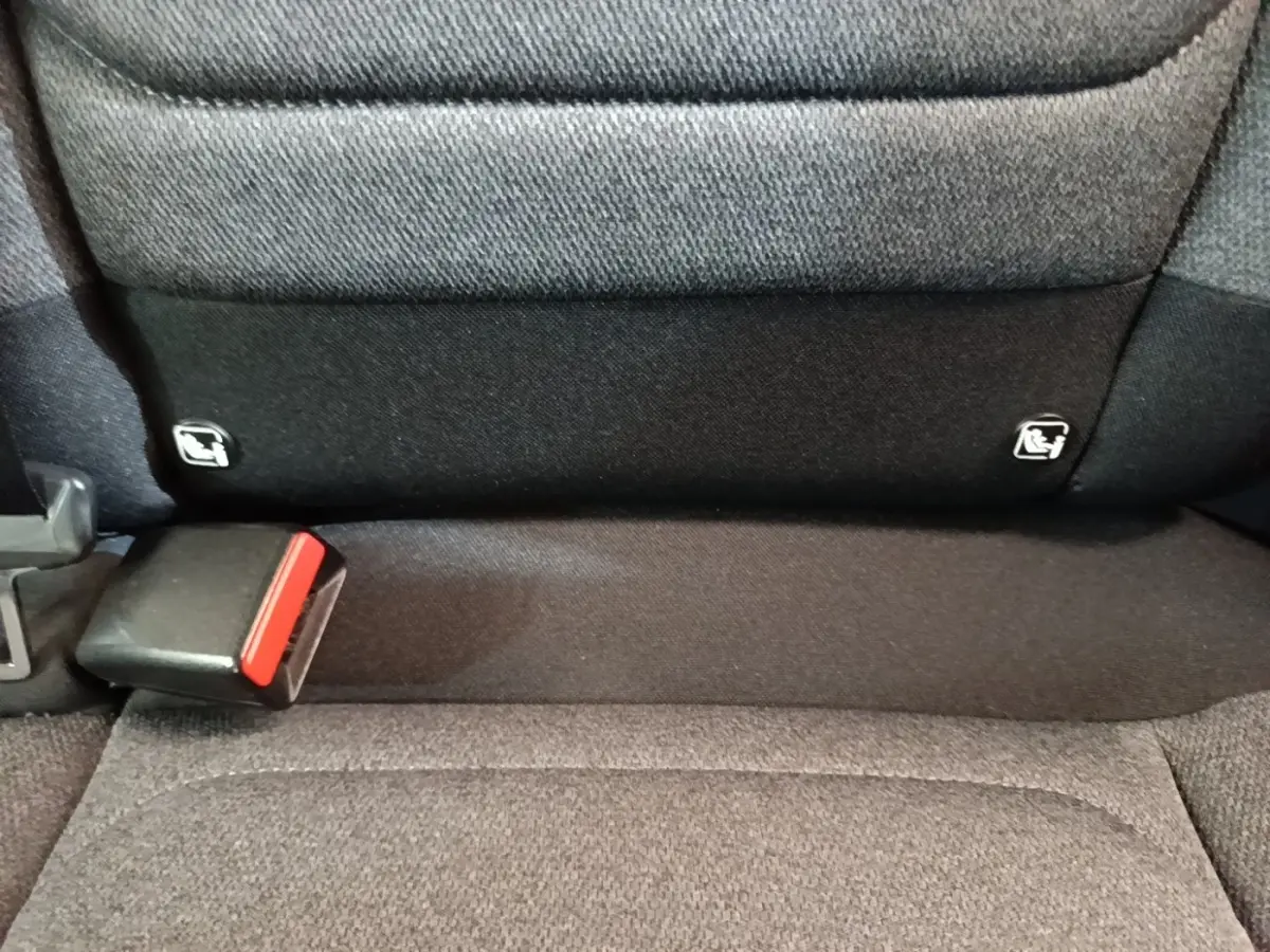 Détail de la banquette arrière grise de la Citroën C3 2022, montrant les fixations Isofix et la boucle de ceinture.