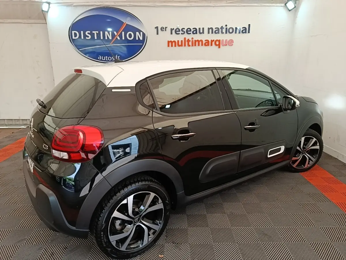 Citroën C3 PureTech 110 noir, vue 3/4 arrière droit, toit blanc et jantes alliage distinctives.