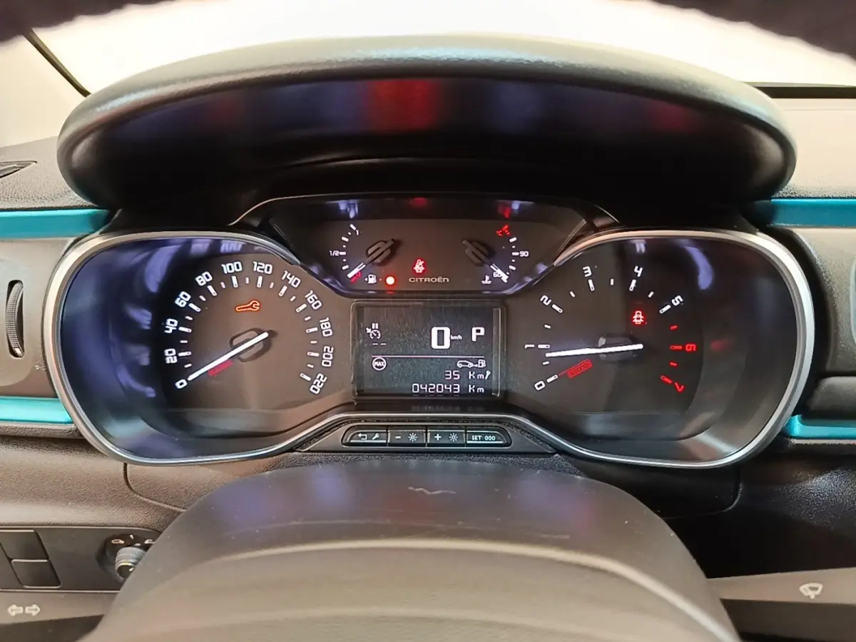 Vue rapprochée du tableau de bord numérique de la Citroën C3 2022, avec affichage digital et cadrans analogiques noirs.