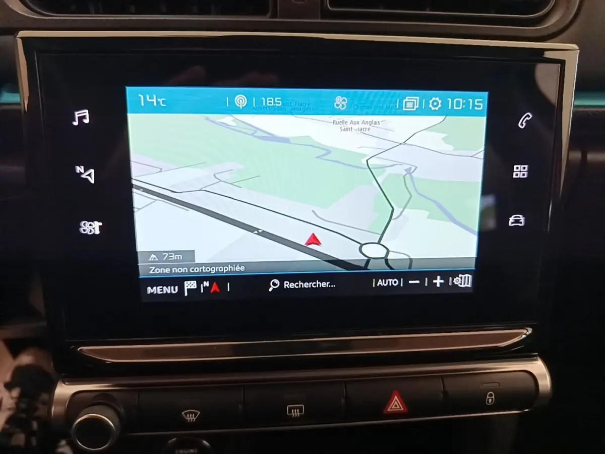 Écran tactile central affichant la navigation 3D dans l’habitacle d’une Citroën C3 noire de 2022.