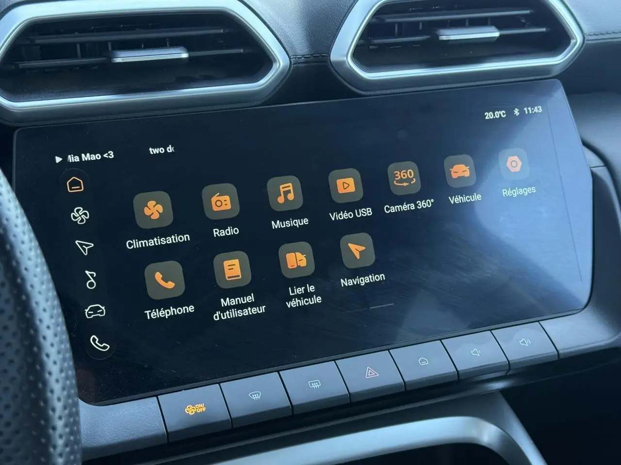Écran tactile 12,3 pouces de la MG ZS 1.5 Hybrid+ 197 Luxury en vue de face, affichant les menus climatisation et navigation.