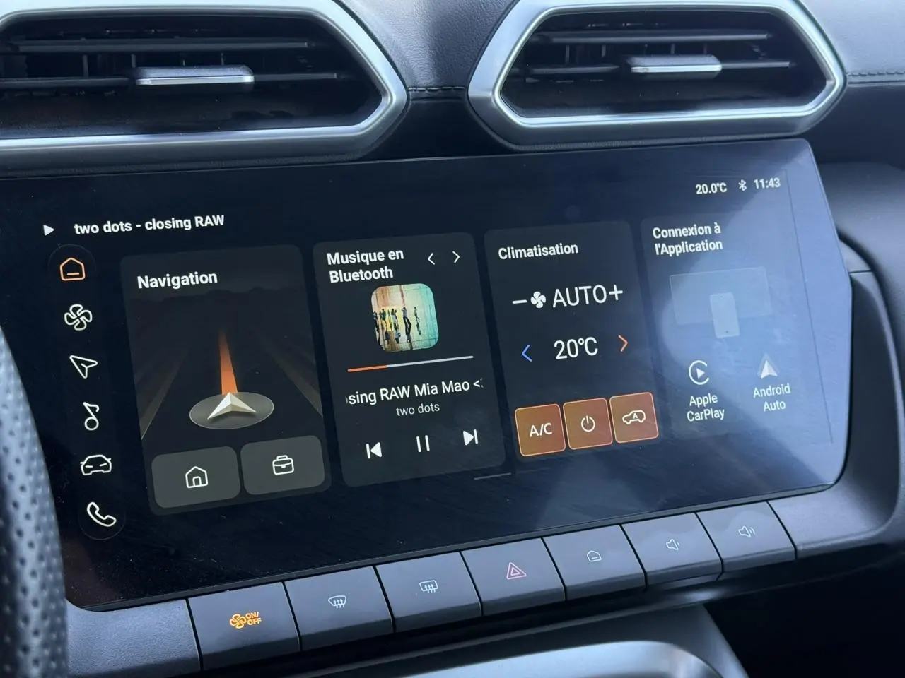 Vue rapprochée de l'écran tactile 12,3 pouces du MG ZS Hybrid+ 2025 avec interface navigation et climatisation.