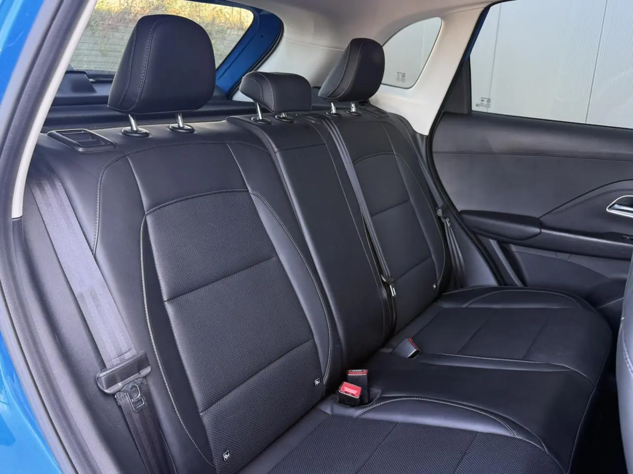 Vue intérieure de la banquette arrière en similicuir noir du MG Motor ZS 1.5 Hybrid+ 197 Luxury bleu Como.