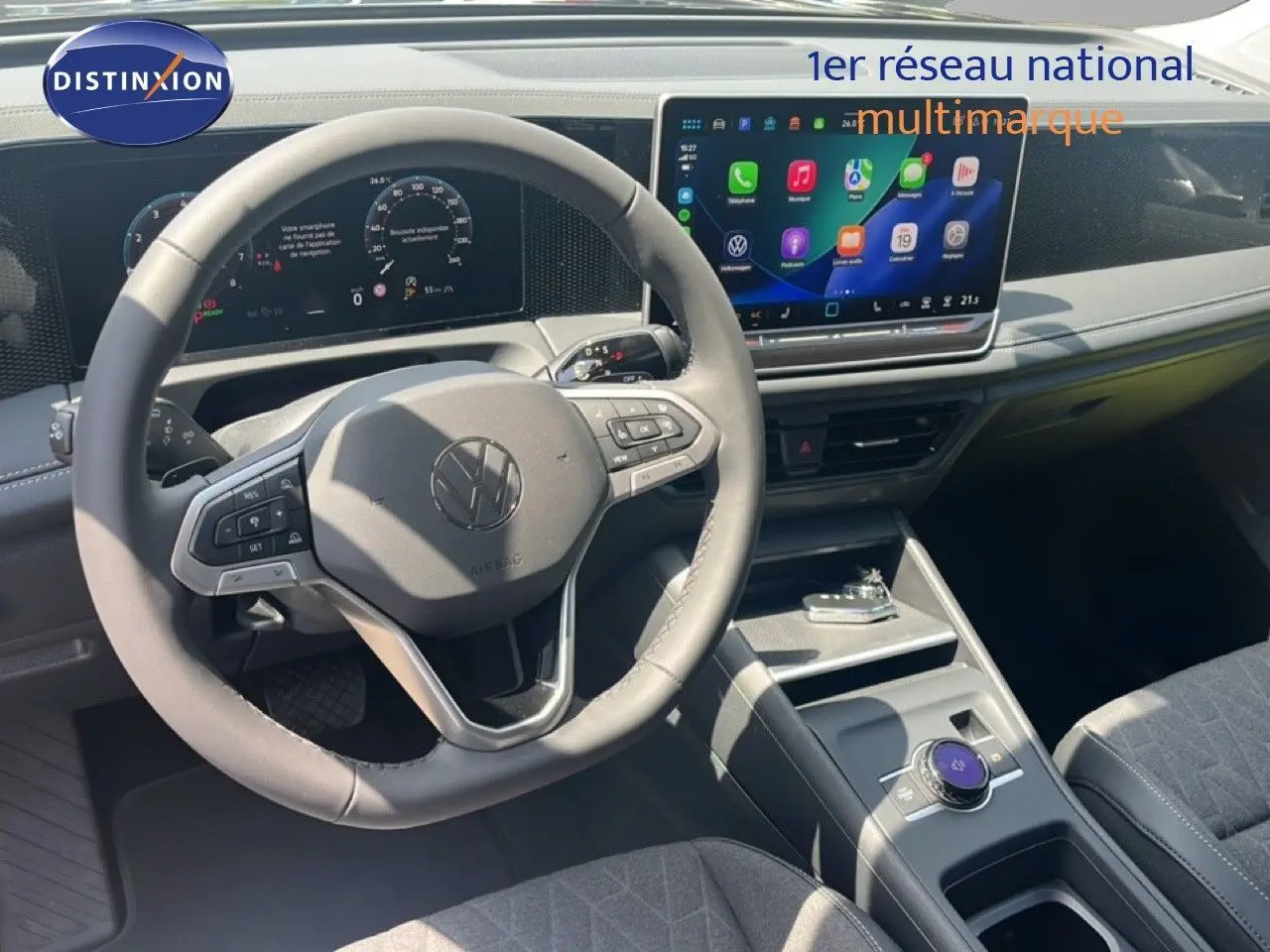 Vue intérieure du Volkswagen Tiguan 2026 noir Grenadilla, tableau de bord avec écran tactile et volant multifonction.