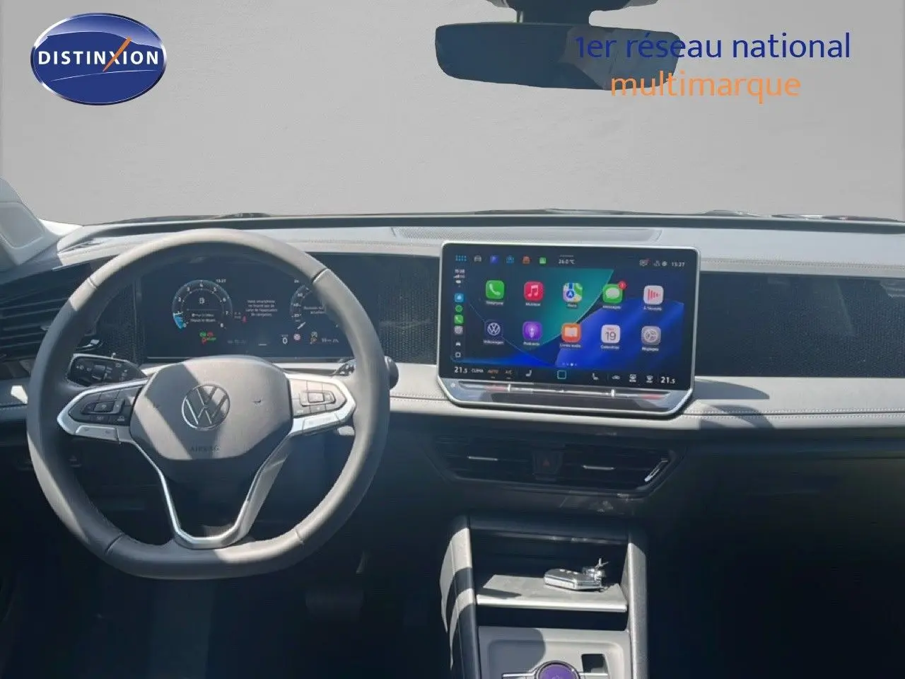 Vue intérieure du tableau de bord du Volkswagen Tiguan 2026, avec écran tactile central et volant multifonction noir.