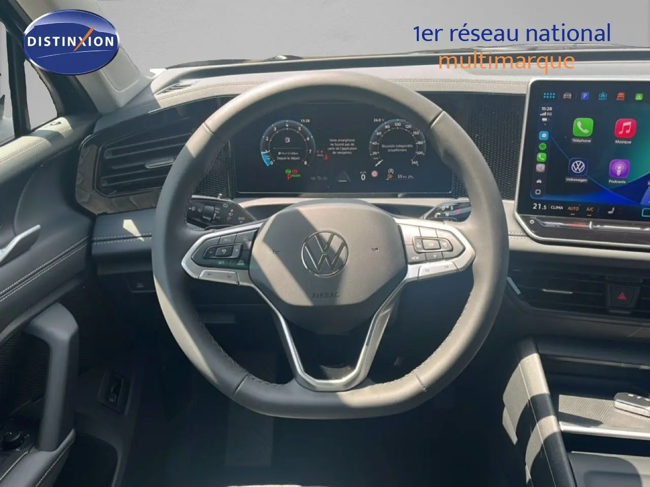 Vue intérieure centrée sur le volant Volkswagen du Tiguan 2026, avec tableau de bord numérique et écran tactile moderne.
