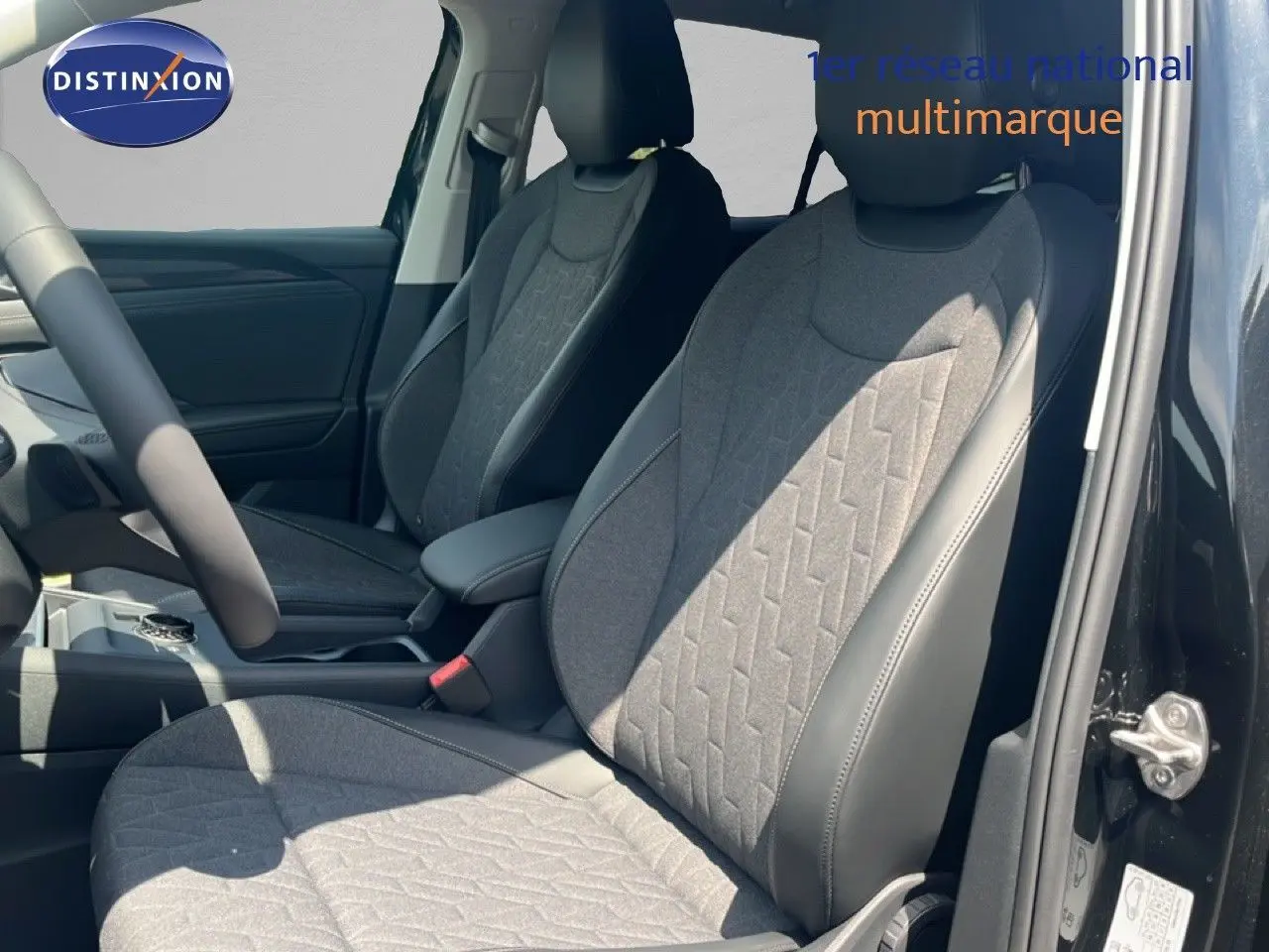 Vue intérieure côté droit du Volkswagen Tiguan 2026 noir Grenadilla, sièges tissu et cuir avec motifs géométriques.