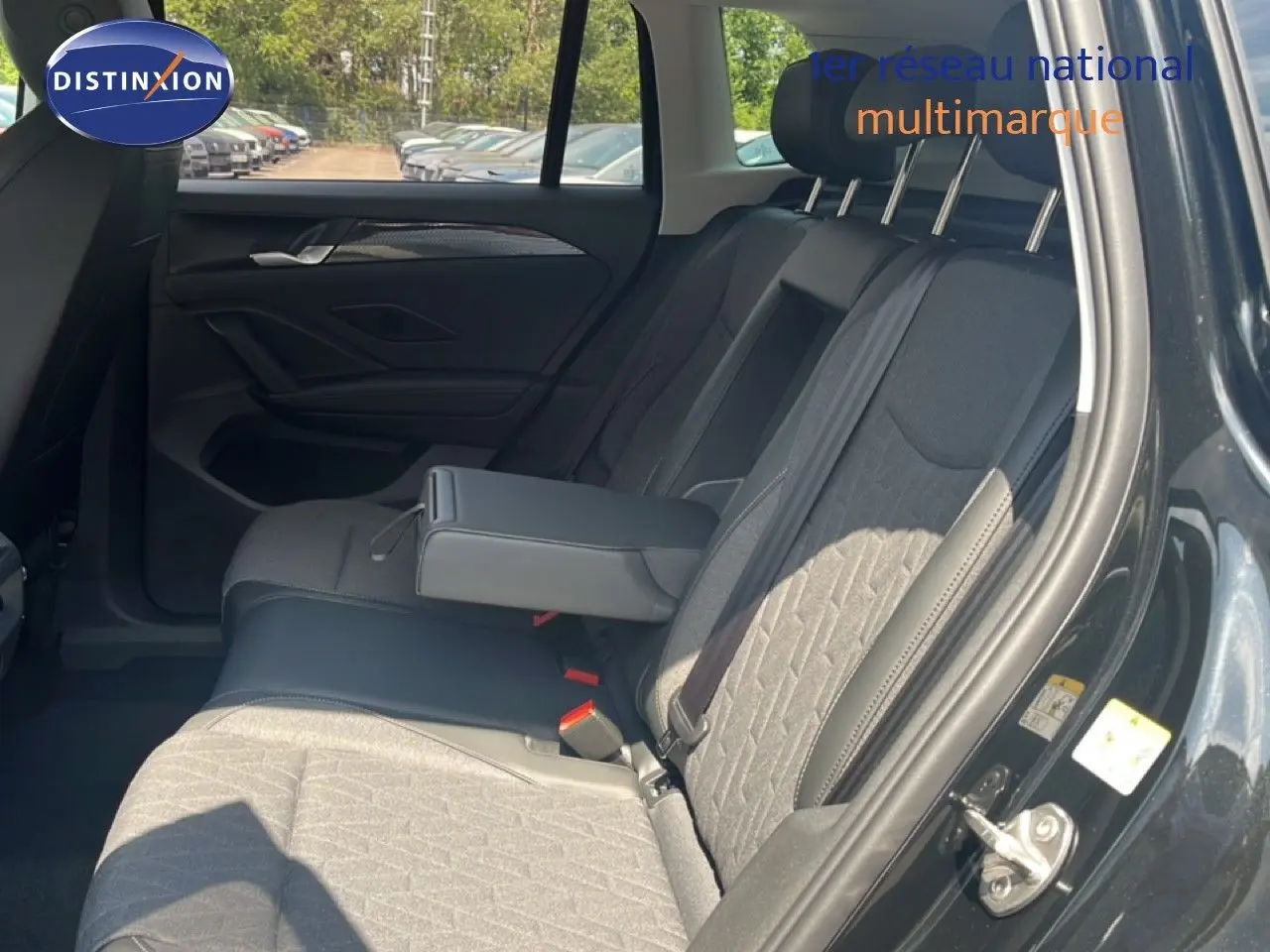 Vue intérieure côté droit sur les sièges arrière gris du Volkswagen Tiguan noir Grenadilla avec accoudoir central déployé.