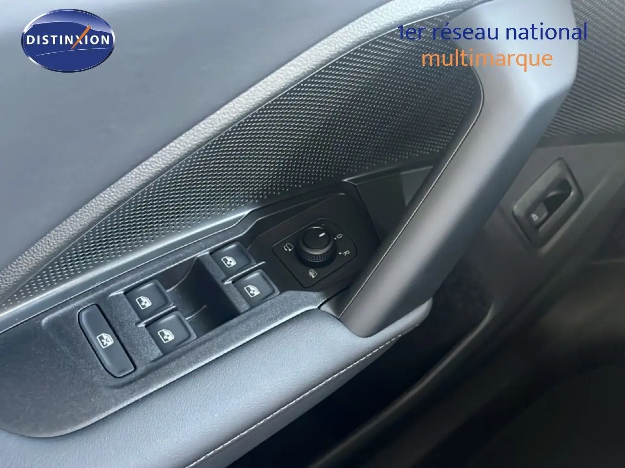 Gros plan sur la commande des vitres et rétroviseurs côté conducteur du Volkswagen Tiguan 2026 noir Grenadilla.
