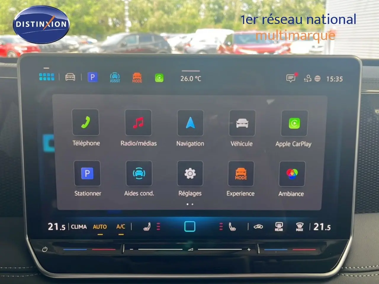Écran tactile central du Volkswagen Tiguan 2026 affichant les options multimédia et de navigation, intérieur noir.