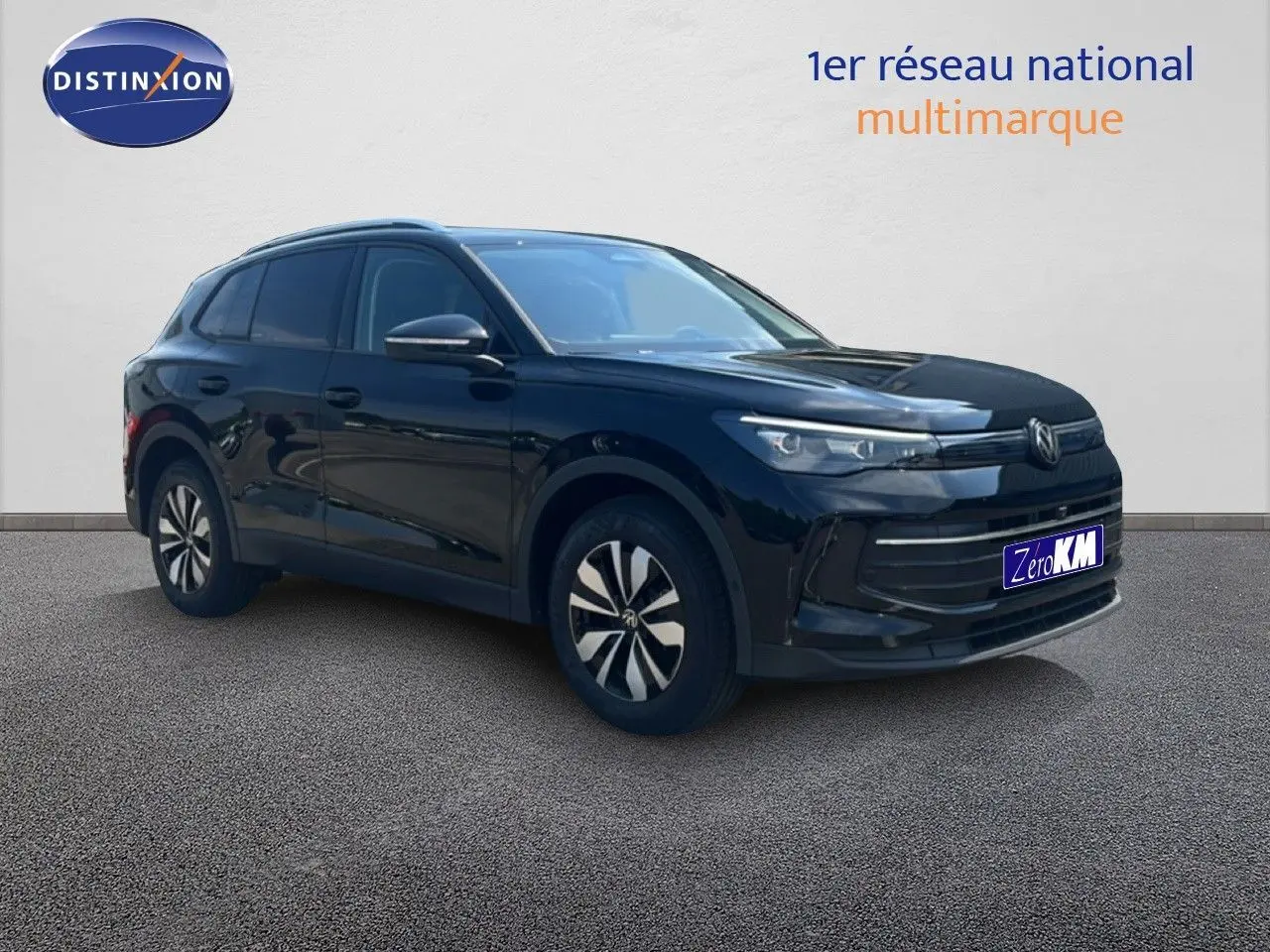 Volkswagen Tiguan 1.5 TSI noir grenadilla 3/4 avant droit, SUV hybride essence avec jantes distinctives.