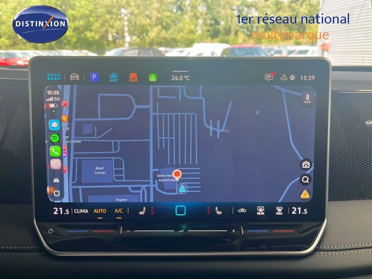 Écran tactile central du Volkswagen Tiguan 2026 en noir grenadilla, affichant la navigation et la climatisation.