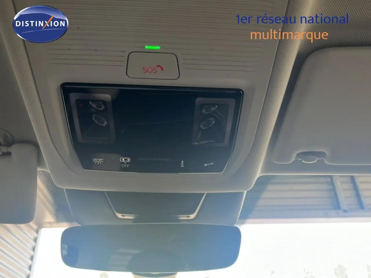 Vue intérieure du toit avec plafonnier et rétroviseur d’un Volkswagen Tiguan noir Grenadilla 2026.
